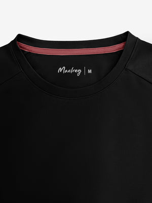 Collar detail close-up in black of men's short sleeve slim fit roma knit t-shirt.